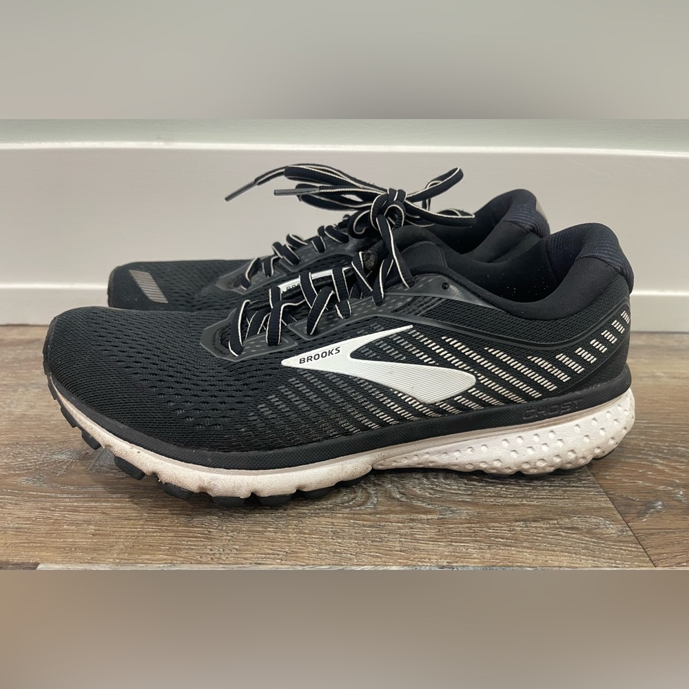 Brooks Women’s 10.5 Black and White Athletic Running Shoes, Ghost